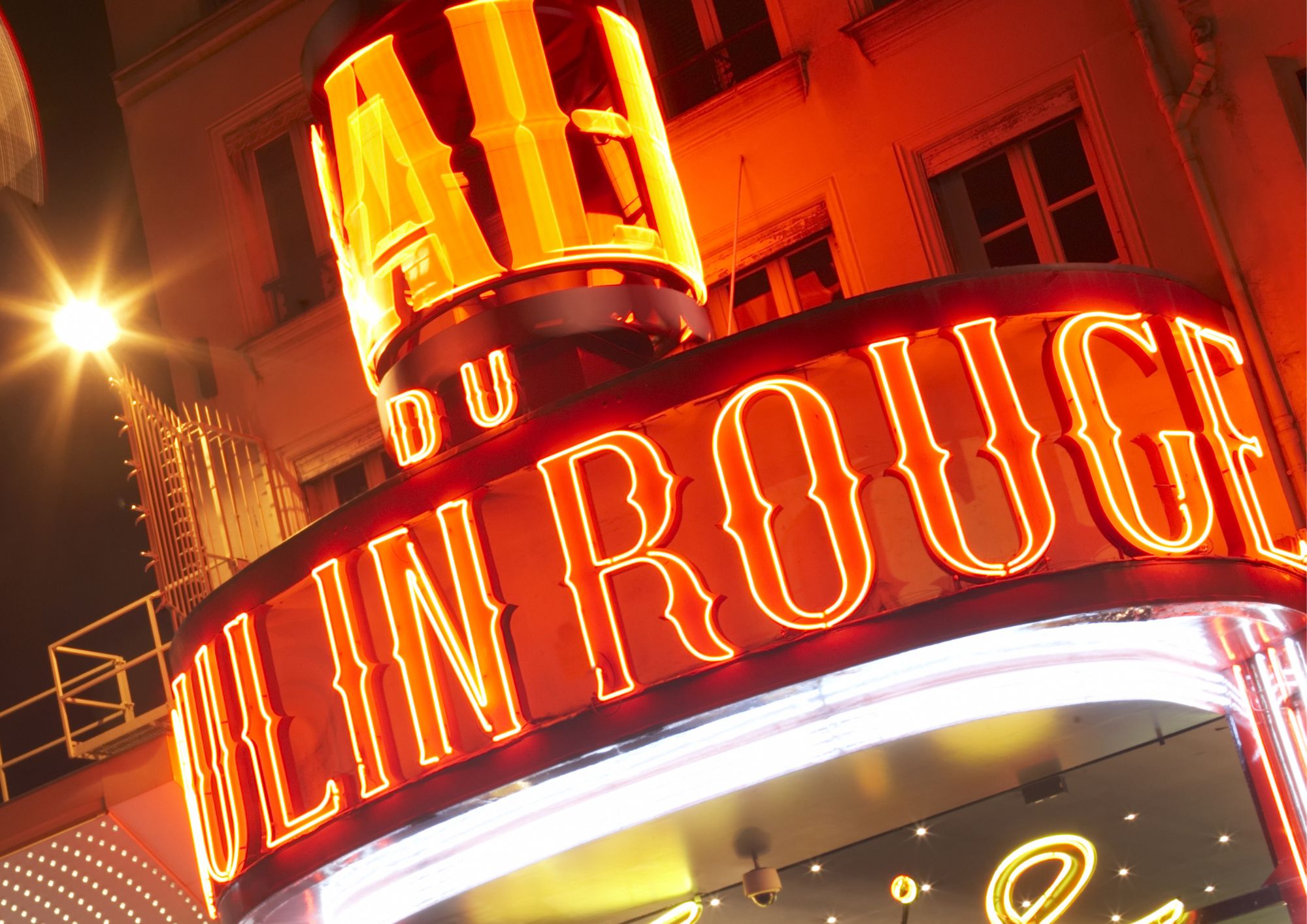 Le Cabaret, version Moulin Rouge moderne @ Place Malherbe